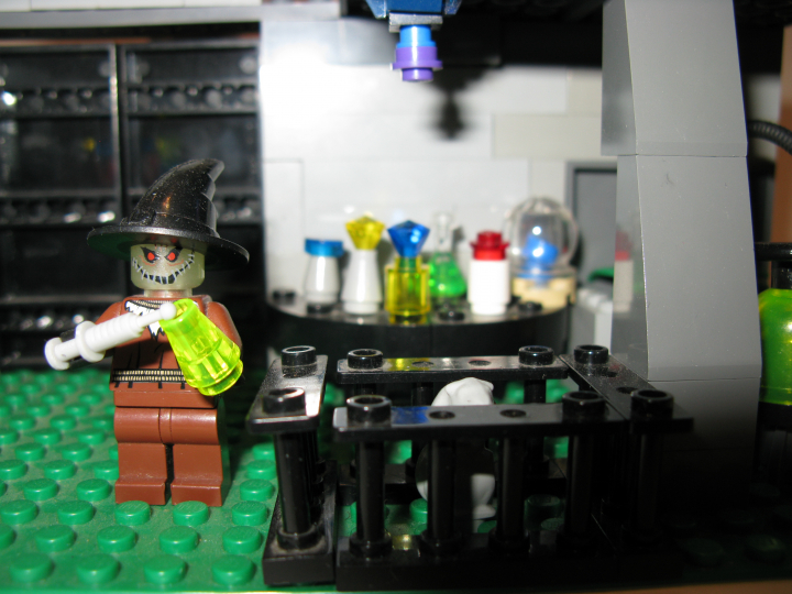 LEGO MOC - Heroes and villians - In laboratory
