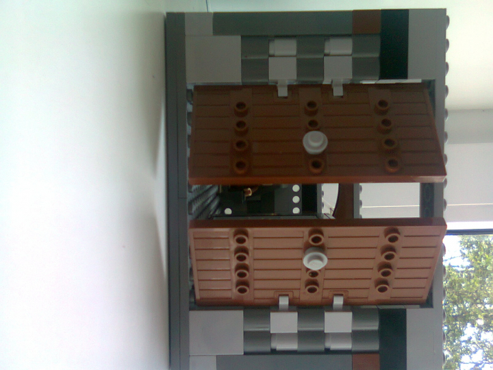 LEGO MOC - Heroes and villians - League of Assassins Lair from the 'Batman:Begins': двери открылись и мы видим клетку , камин и сидящего рас аль гула