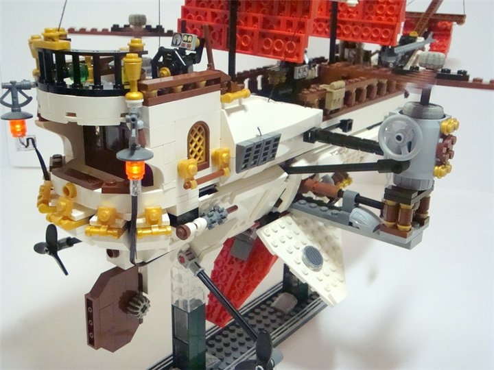 LEGO MOC - Steampunk Machine - Steampunk styled 'Scarlet Sails': Еще раз огни.Если бы не провода- смотрелось бы лучше.