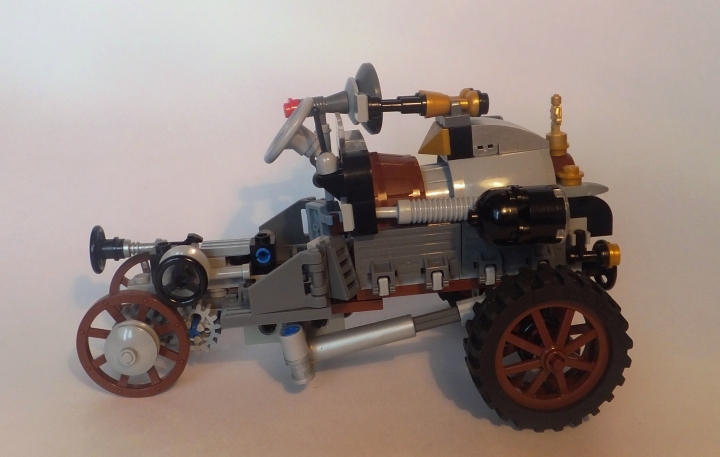 LEGO MOC - Steampunk Machine - rolls royce: Факт:<br />
10 Hp  — первый автомобиль, созданный в результате соглашения от 23 декабря 1904 между Чарльзом и генри под маркой Rolls-Royce.<br />
Rolls-Royce не поставлял кузова для автомобилей. Поэтому клиенты могли сами выбрать любой личный кузов, рекомендуемым был кузов Barker.