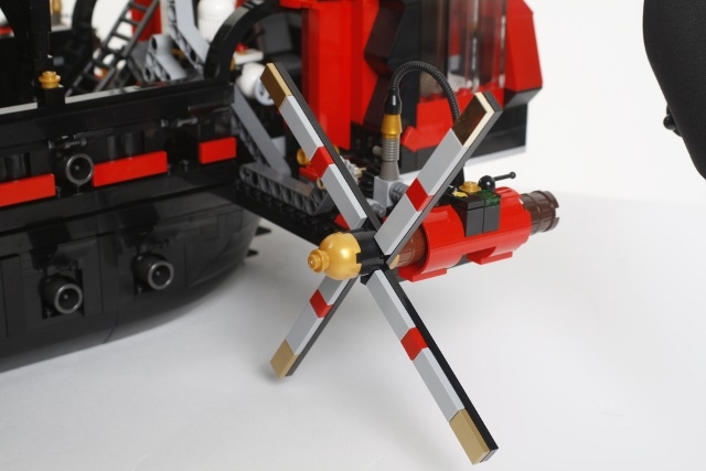 LEGO MOC - Steampunk Machine - FS-041m: а вот один из боковых двигателей с винтом, благодаря ему кораблю движется вперед быстрее. Кроме того, он имеет еще одно положение - благодаря которому корабль может набрать высоту. к сожалению фото со вторым положением не получилось (на другом фото будет немного видно данное положение винта).