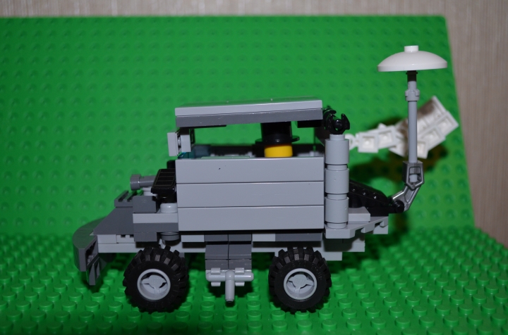 LEGO MOC - Steampunk Machine - 'Автомобиль 19 века ': Сбоку автомобиль выглядит как фургон, но это из-за борта.
