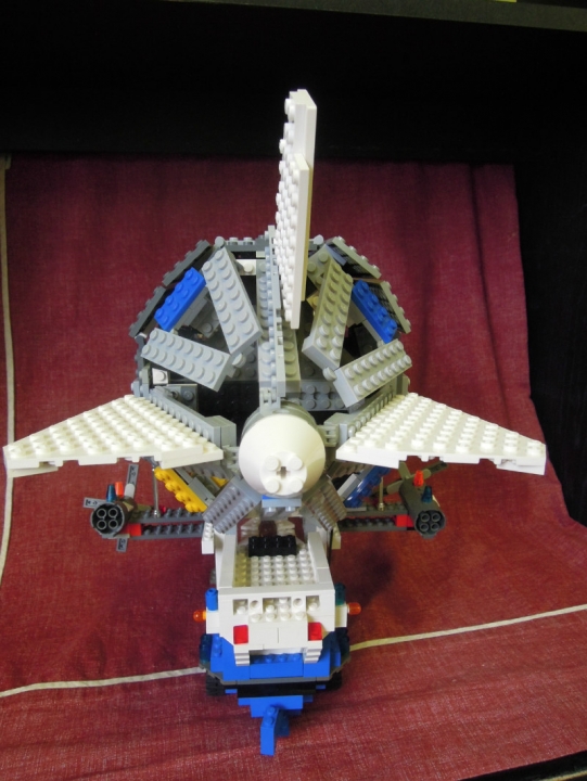 LEGO MOC - Mini-contest 'Zeppelin Battle' - Дирижаблекорабль для путешествий.: Хвостовое оперение как у самолёта имеет руль направления и рули высоты