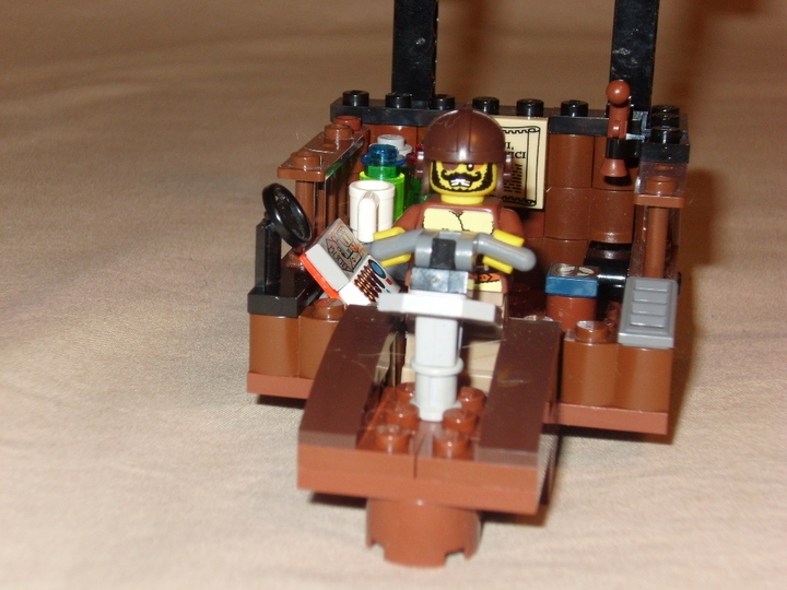 LEGO MOC - Mini-contest 'Zeppelin Battle' - Sky Shark: Каюта пилота, а по совместительству и капитана, вид спереди
