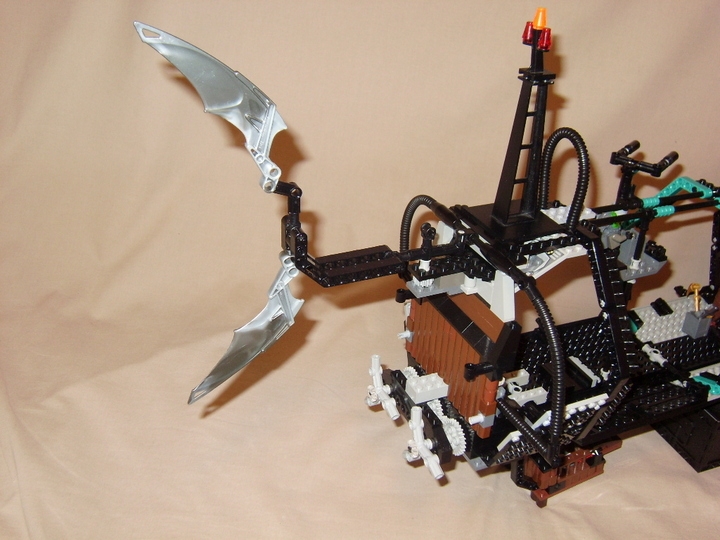 LEGO MOC - Mini-contest 'Zeppelin Battle' - Sky Shark: Тяговые пропеллеры и акулий хвост,отвечающий за маневрирование машины в небе.Поворот этого хвоста производится путем увеличения давления в одном из приводящих цилиндров и уменьшения в другом.Цилиндры через длинные трубы соединены с паровыми котлами,установленными внутри дирижабля.
