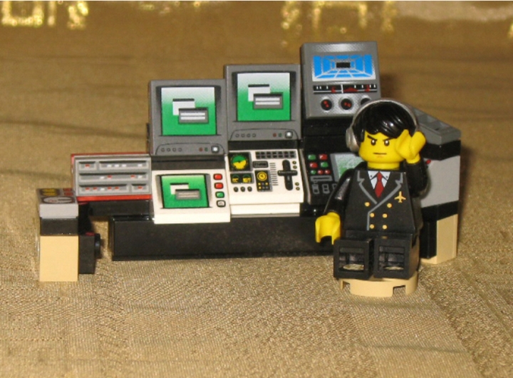 LEGO MOC - Mini-contest 'Zeppelin Battle' - Дирижабль «Дипломат»: Петрович, пшёл вон! Не мешай работать!<br />
<br />
Ладно, Вань, остынь!<br />
<br />
А между тем, за столом, велась важнейшая дисскусия: