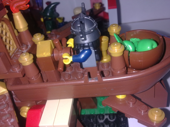 LEGO MOC - Mini-contest 'Zeppelin Battle' - Gnome Zeppelin: В задней части дирижабля находится руль, которым управляется дирижабль.