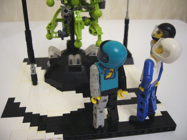 LEGO MOC - New Year's Brick 2014 - Встреча Нового Года в Кибер-мире: Вдруг, необычный шум отвлек приятелей и обратил их взоры вверх.