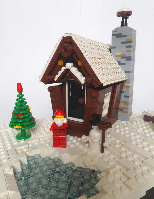 LEGO MOC - New Year's Brick 2014 - Домик Деда Мороза: Дед Мороз и Снеговик приветствуют вас.