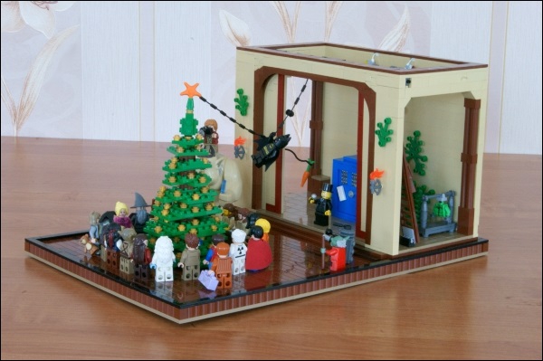LEGO MOC - New Year's Brick 2014 - Новогоднее веселье!: На сцене разыгрывается какое-то новогоднее представление с ТАРДИС в главной роли. Правда, звезда на вершине ёлки так и пахнет морем, но другой у меня нет к сожалению.)