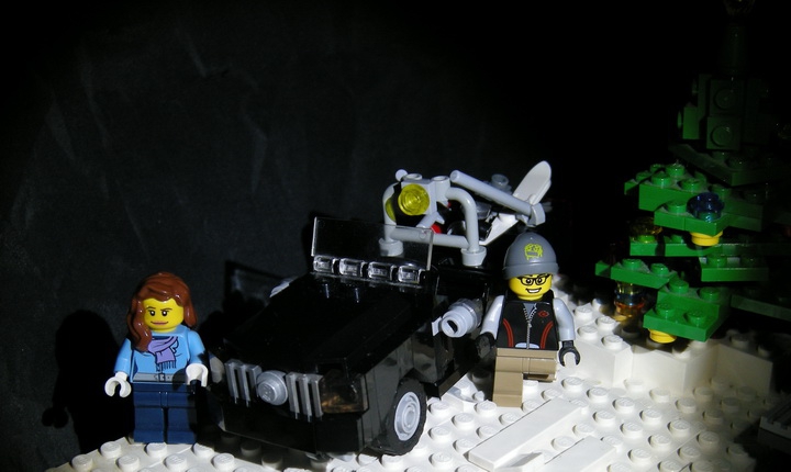 LEGO MOC - New Year's Brick 2014 - Новый год у лунки.: В это время  приехали еще двое на черном джипе, опоздавшие из-за пробок на дорогах.