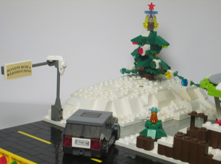 LEGO MOC - New Year's Brick 2014 - Развоз подарков: движение на бензоколонке: Покидая город, не забудьте заправиться!