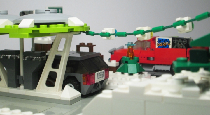 LEGO MOC - New Year's Brick 2014 - Развоз подарков: движение на бензоколонке: Подарки. Уже скоро и в твоём городе!