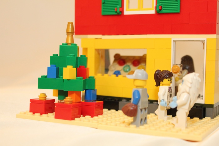 LEGO MOC - New Year's Brick 2014 - Новогодняя кондитерская лавка: новогодняя елочка перед кондитерской