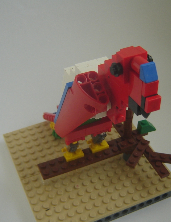 LEGO MOC - 16x16: Animals - Red-and-green Macaw: Вид спереди.