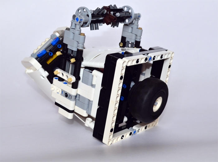 LEGO MOC - 16x16: Character - M-O (Microbe Obliterator) from 'Axiom': 'Нога' - вывернутая покрышка 56х26, с одной стороны на диск надета, с другой закрепленная колесом 30,4х14VR 