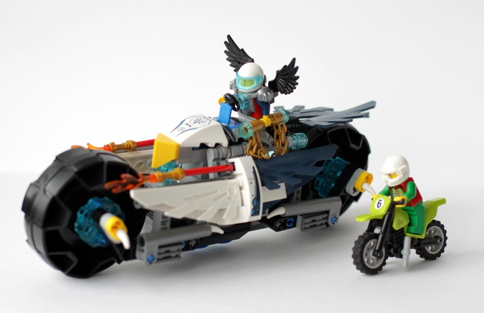 LEGO MOC - Mini-contest 'Lego Technic Motorcycles' - Мото-Орёл: Мото-Орёл намного крупнее обычного мотоцикла, который рядом представлен для сравнения.