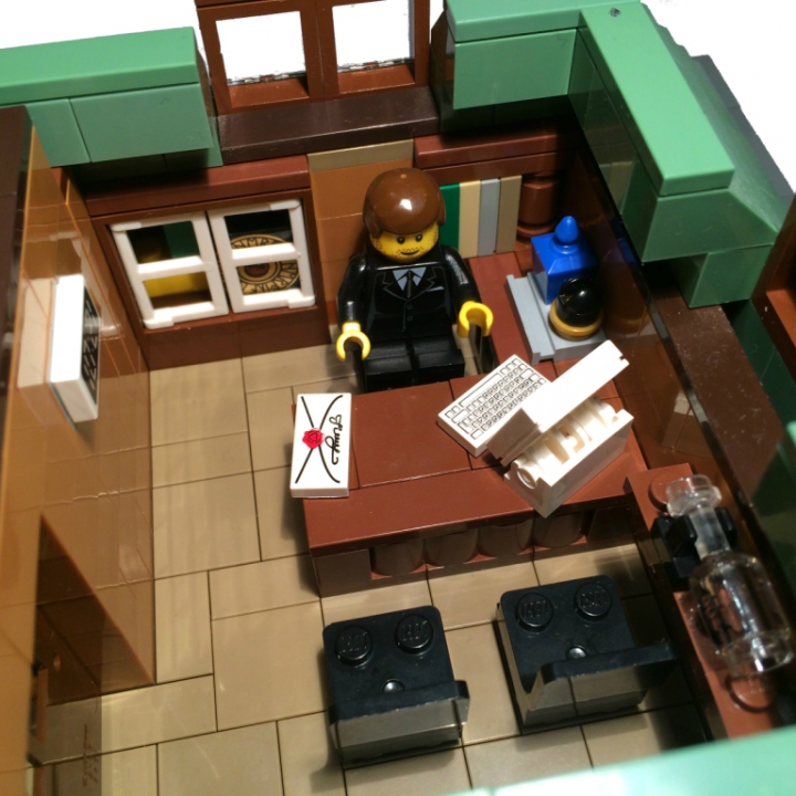 LEGO MOC - LEGO Architecture - Городская Ратуша: мэр в своем кабинете