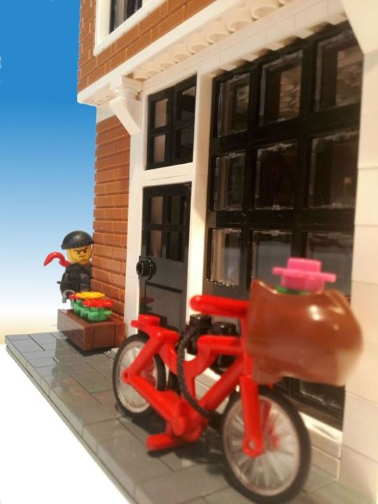 LEGO MOC - LEGO Architecture - Canal House - дом в голландском стиле: Думаю многие знают что Амстердам называют городом для велосипедистов. Сейчас их там около 1,2 млн - даже больше чем жителей. 100 000из них ежегодно крадутся и поэтому этот велик надежно прикручен))