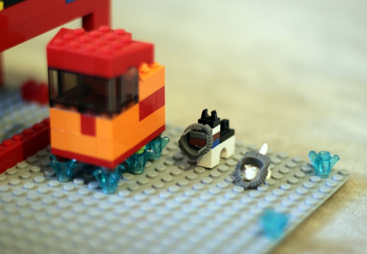 LEGO MOC - New Year's Brick 3015 - Новый год на Меркурии.: Прогуливающиеся по Меркурию   кошка, и собака.