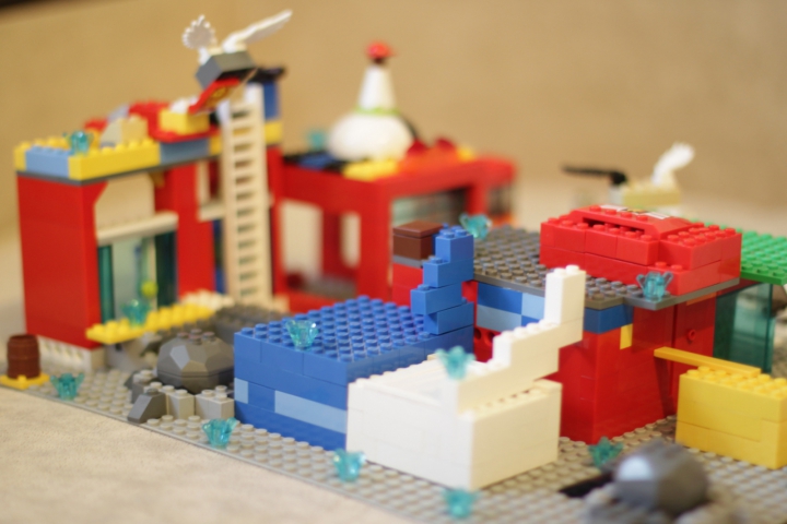 LEGO MOC - New Year's Brick 3015 - Новый год на Меркурии.: Контейнеры, в которых запасены запасы: в жёлтом-еда, в синем-вода,в белом-воздух, обогащённый кислородом.