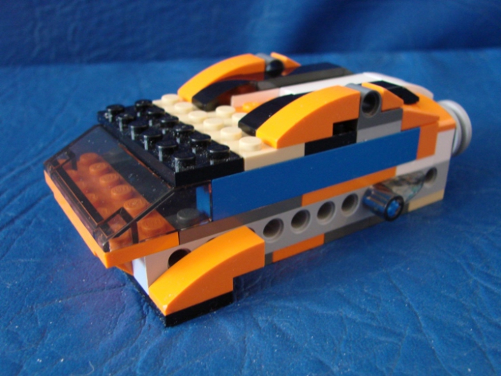 LEGO MOC - Submersibles - Научная подводная лодка: Просторная кабина с большим стеклом. В передней части аппарата видны щупы, позволяющие брать пробы морского дна. Боковые иллюминаторы. С обеих сторон - вертикальные рули. 