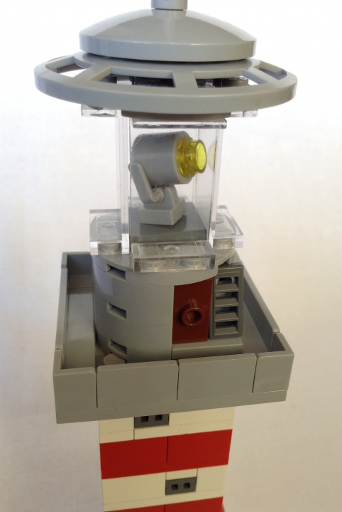 LEGO MOC - Submersibles - Внеконкурсный маяк в трех масштабах (mini scale, micro scale, nano scale) : (mini scale) Смотровая площадка. Рядом с дверью лестница для обслуживания прожектора