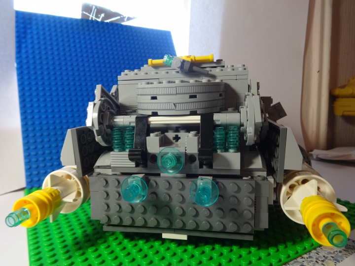 LEGO MOC - Submersibles -  Глубоководный исследовательский батискаф: Сзади 5 двигателей. 