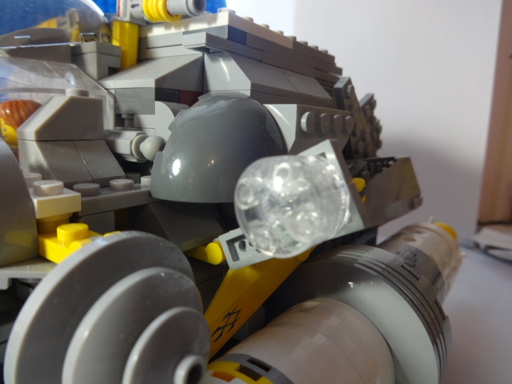 LEGO MOC - Submersibles - Глубоководный исследовательский батискаф: Огромные фонари, торчащие по бокам освещают дно тёмного океана.