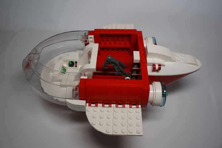 LEGO MOC - Submersibles - Грузовая подводная лодка CS-R32: Без верхней части. В подводной лодке размещен кран, который опускает грузы в трюм. Часть груза закрепляется в центральной части по бокам