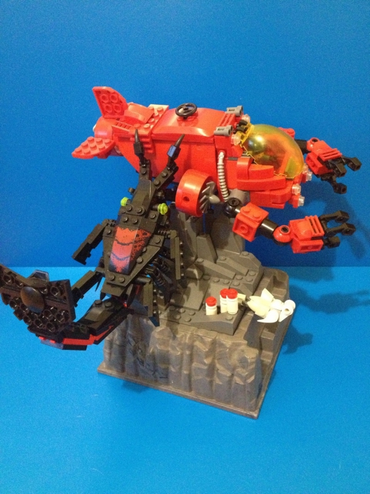 LEGO MOC - Submersibles - Глубина - 2000 метров....: Глубина 2000 метров.<br />
Кругом кромешный мрак, и лишь четыре прожектора пронизывают тьму океана. Пилот крепки сжимает обоими руками рычаги управления. Это далеко не первое его погружение, но в маленькой кабине всё равно царит неспокойная атмосфера...<br />
Дно уже близко. Пилот медленно выравнивает  боковые моторы, и батискаф застывает над дном в нескольких метров от обрыва. Внезапно пилота охватывает какое-то странное, леденящее душу чувство.Он начинает невольно озирается и видит, как над дном, в нескольких метрах от батискафа, проскальзывает, напоминающий приведение, силуэт бледно-светящейся рыбы. Пилот невольно засмотрелся на подводного 'призрака',как вдруг, сонар засёк нечто, двигающееся по направлению к батискафу. Пилота снова охватило чувство страха, он крепче сжал рычаги... Сонар пикал всё громче...оно приближалось. <br />
Пилот не мог ничего поделать всё его тело застыло в непонятном ужасе. Гудки сонара слились в одно непрерывное гудение...И тут мимо иллюминатора промелькнула огромная тень. Затем мощный удар! Кабина аппарата затряслась, и сквозь монотонный звук серены послышался скрежет гнущегося металла...Через несколько минут погас свет прожекторов... 