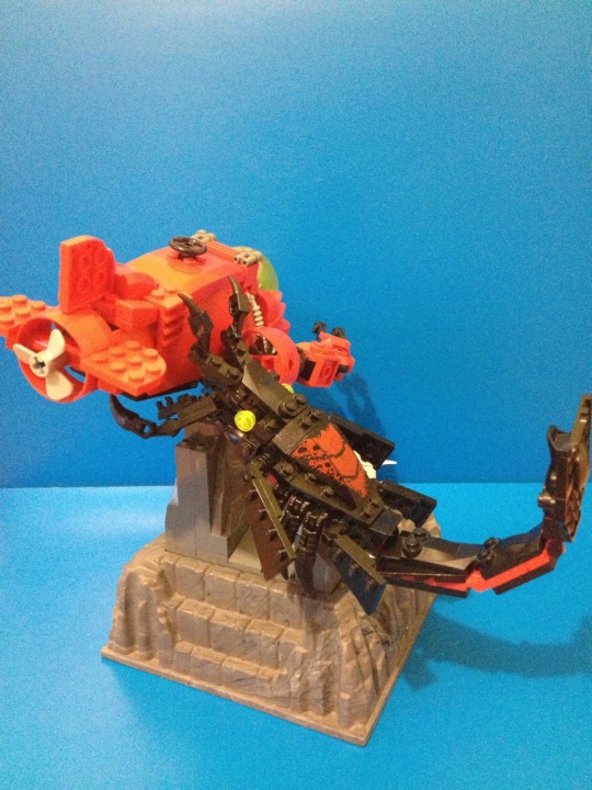 LEGO MOC - Submersibles - Глубина - 2000 метров....: Теперь давайте рассмотрим самоделку!<br />
Как вы догадались, здесь изображена ужасающая сцена: глубоководный батискаф подвергся нападению огромного ракообразного. Чудовище сжало борт корабля своими мощными челюстями. Не трудно предугадать исход этой битвы.