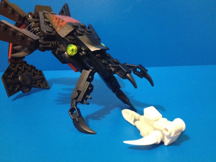 LEGO MOC - Submersibles - Глубина - 2000 метров....: Не смотря на то, что на предыдущем фото Ортакрон жуёт железный батискаф, он больше предпочитает 'живую' добычу. Такую, как эта светщееся рыба- приведение.<br />
