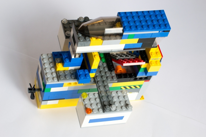 LEGO MOC - Submersibles - ПОДВОДНАЯ СТАНЦИЯ ДЛЯ ИССЛЕДОВАНИЯ ОКЕАНА: Вид сверху. Красно-серая крышка, под которой мотор, открыта.