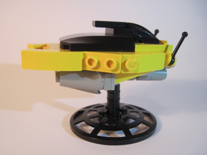 LEGO MOC - Battle of the Masters 'In cube' - Подводный катер «Скат»: Вид сбоку. В передней части внизу — балластные цистерны с водой