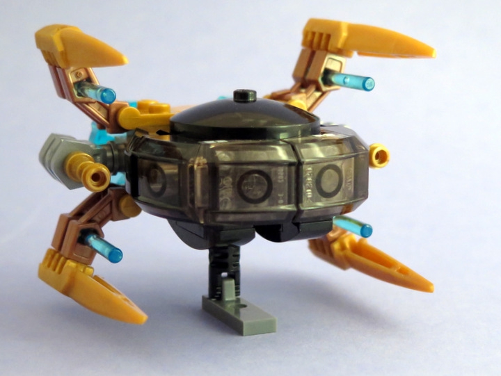 LEGO MOC - Battle of the Masters 'In cube' - Golden Uninoida: Вид на подставке.