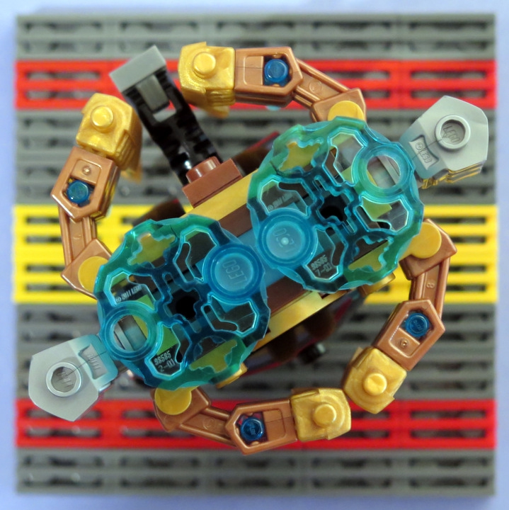 LEGO MOC - Battle of the Masters 'In cube' - Golden Uninoida: И даже 'задом кверху'.