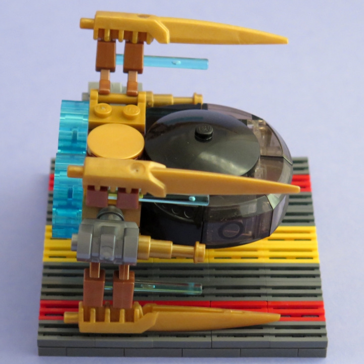 LEGO MOC - Battle of the Masters 'In cube' - Golden Uninoida: И в длину модель тоже не превышает 10 единиц.