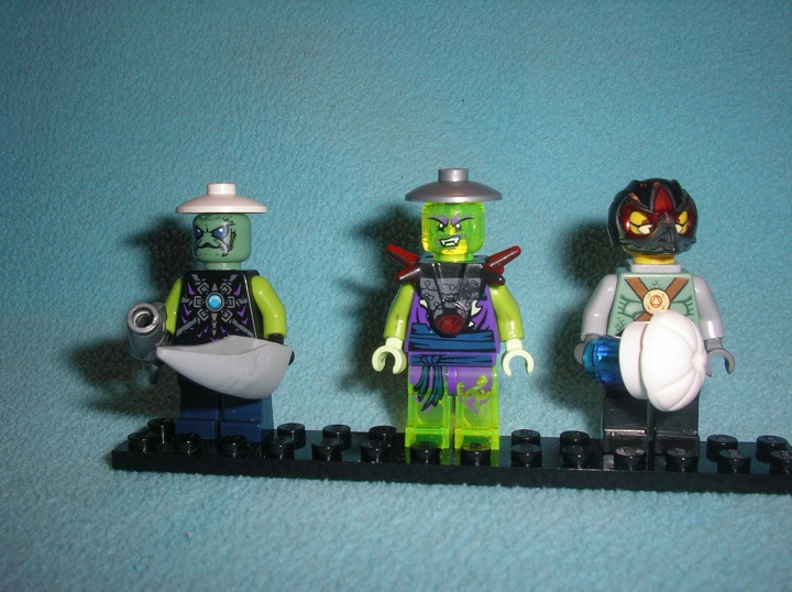 LEGO MOC - Инопланетная жизнь - Планета Макануйя: Инопланетяне,слева направо:простой индеец,вождь и воин.