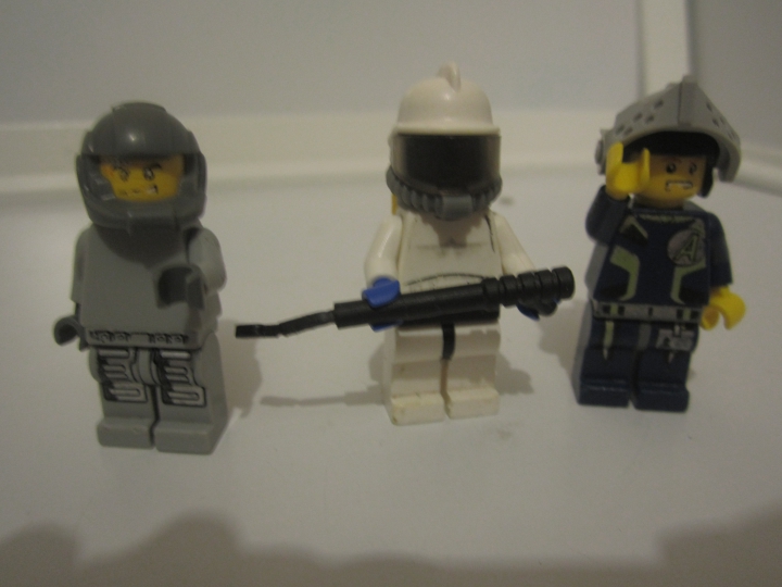 LEGO MOC - Инопланетная жизнь - Оpponunt-13. Линия контраста.: Наша бравая исследовательская команда, в которую я почему-то не вошел...<br />
<br />
<br />
--book{7700469}.endwrite<br />
<br />
<br />
book :: close.book[art = 7700469]>