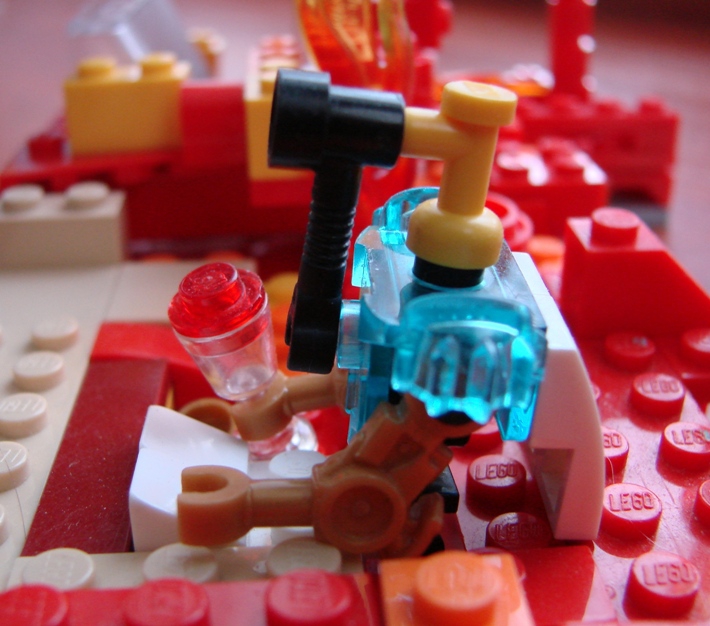 LEGO MOC - Инопланетная жизнь - Огнедышащая планета: Это Яс, житель планеты. Он зачерпнул в свой бокал струю огня с земли и мирно потягивает его, как хорошее вино. 