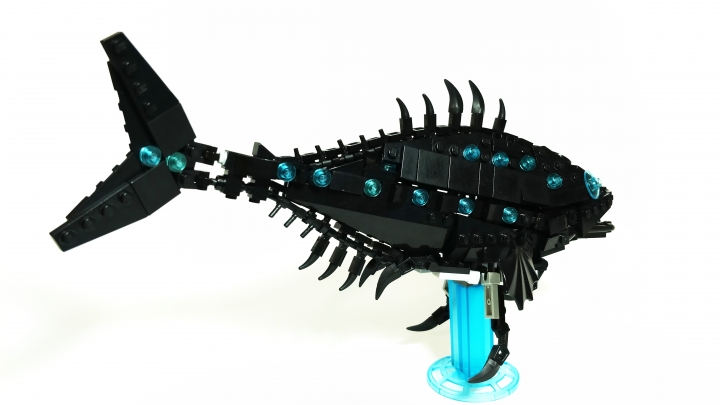 LEGO MOC - Fantastic Beasts And Who Dreams Of Them - Cryptopalus lustrum: В наши дни Cryptopalus lustrum является одним из самых распространённых видов пресноводных магических рыб. Несмотря на активные меры по регуляции распространения этих существ, их вторжение в местные экосистемы всё еще является проблемой в некоторых участках магического мира. Но не везде полуночник принёс собой разрушения. На востоке Австралии, например, местный вид магических двоякодышаших рыб Омпакс, до этого находившийся на грани исчезновения, приспособился к поеданию полуночников, прекрасно прижившихся в пересыхающих реках жаркого континента. <br />
Так же открытие слизи полуночников сыграло свою роль в развитии зельеварения, а изучение его способности к самовоскрешению сулит множество удивительных открытий в будущем! 