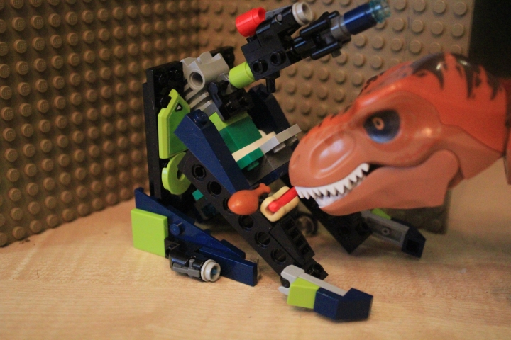 LEGO MOC - 16x16: Mech - Динобот R: Ти-Рекс: А что здесь?