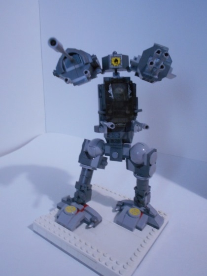 LEGO MOC - 16x16: Mech - Мех, не переживший своей победы: Но вот вдали показался враг. Эйдрелий приглядывается, подаёт сигнал своим друзьям с помощью маленькой круглой антенны, так что теперь его товарищи тоже в курсе дела.