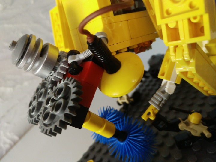 LEGO MOC - 16x16: Mech - MCW-300: Систем влажной уборки улиц. (механизм функционирует вращая щетки на встречу друг другу или же в противоположные в режиме реверса)