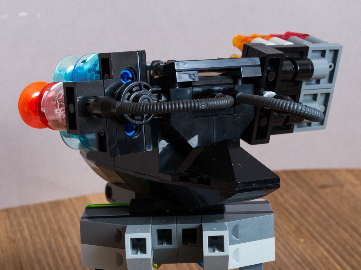 LEGO MOC - 16x16: Mech - УШБМ 'Щит': Так о чем мы, силовая установка кроме того что предоставляет роботу большую автономию обеспечивает достаточно питания для основного вооружения. 