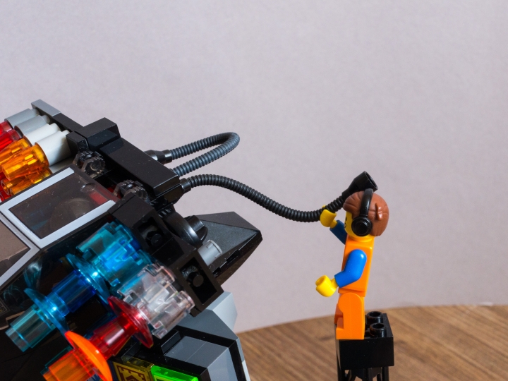 LEGO MOC - 16x16: Mech - УШБМ 'Щит': Силовая установка...<br />
-Эй, Уберите работника из кадра!!! Это нужно будет потом вырезать.