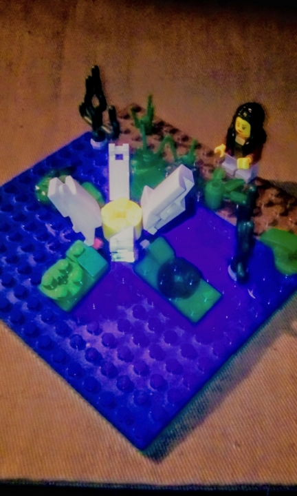 LEGO MOC - 16x16: Botany - Кувшинка: И вот однажды туда забрела ДЕВОЧКА. Девочка удивилась, ведь раньше тут не было никакого цветка. Она спросила, хочет ли кувшинка дружить с ней(у девочки не было друзей). Кувшинка не могла ответить ей, но они понимали друг друга и без слов.