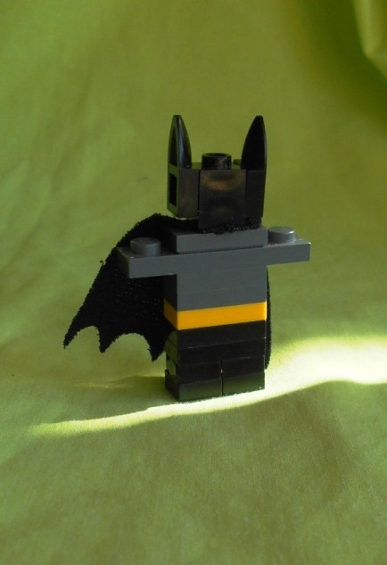 LEGO MOC - 16x16: Batman-80 - Сынишка Бэтмена: Я стащил у папы плащ и всех победил!