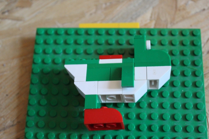 LEGO MOC - 16x16: Chibi - Марио: Вид сбоку.